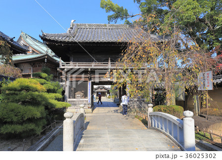 四国霊場第19番札所「立江寺」仁王門とお遍路さん 36025302