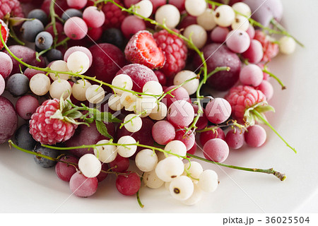 frozen berries 36025504