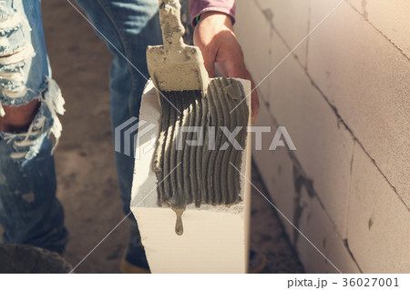 Bricklayer worker installing wite blocks  36027001
