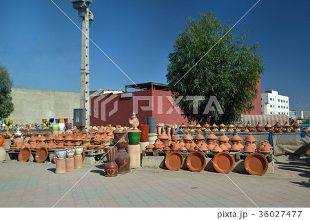 モロッコ　道端にタジン鍋が並ぶ　 36027477