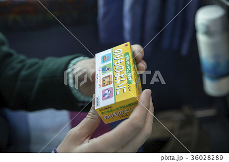 バスで酔い止めを出す女性手元 36028289