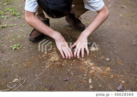 土を掘る男性の写真素材