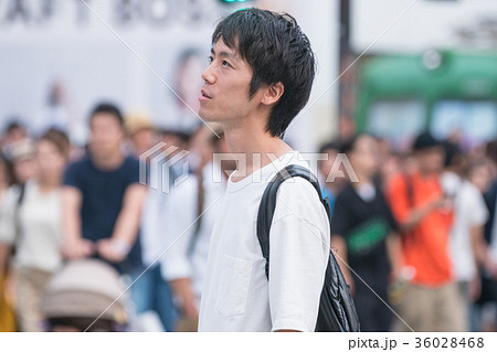 人ごみにいる男性 人ごみにいる男性 36028468