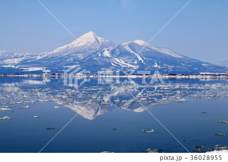 冬の猪苗代湖と会津磐梯山（猪苗代町天神浜） 36028955