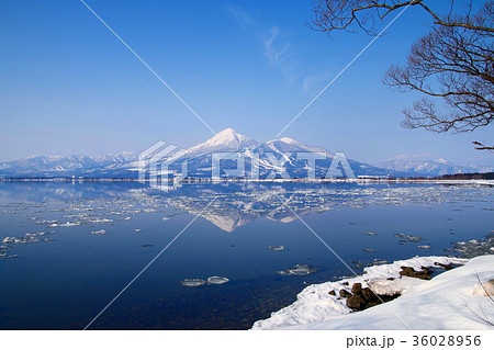 冬の猪苗代湖と会津磐梯山(猪苗代町天神浜) 冬の猪苗代湖と会津磐梯山(猪苗代町天神浜) 36028956