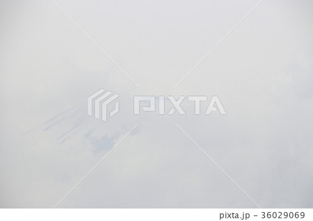 雲の隙間から望む富士山 36029069