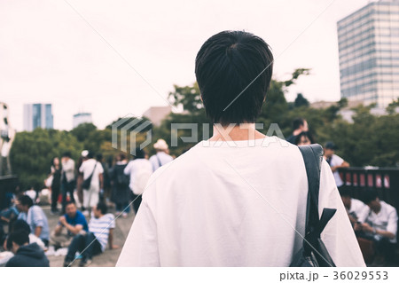 街を歩く男性 街を歩く男性 36029553