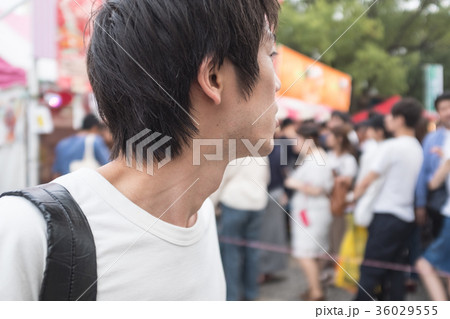 街を歩く男性 街を歩く男性 36029555