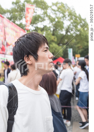 街を歩く男性 36029557