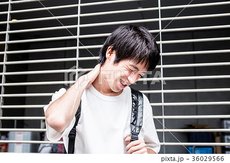 肩を押さえる男性 肩を押さえる男性 36029566
