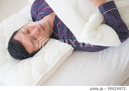 ぐっすり寝る若い男性の写真素材