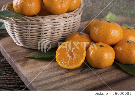 whole and half cut fresh Tangerine orange 36030083