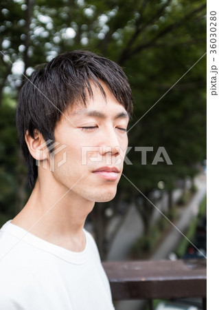 目を閉じる男性 目を閉じる男性 36030280