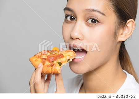 ピザを食べる女性の写真素材