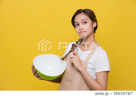 泡立て器を持つ女性 36030767