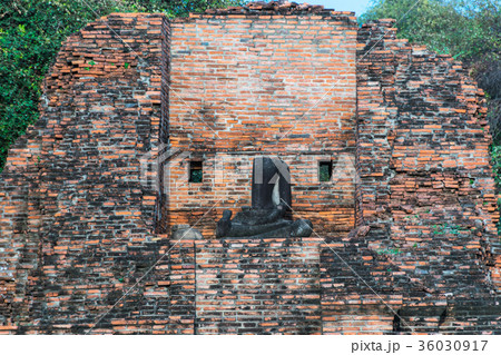 Old Buddha statue 36030917