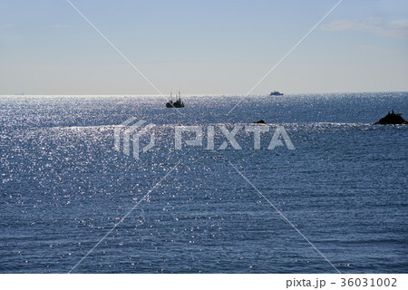 三浦半島の松輪漁港から見た秋の海の写真素材