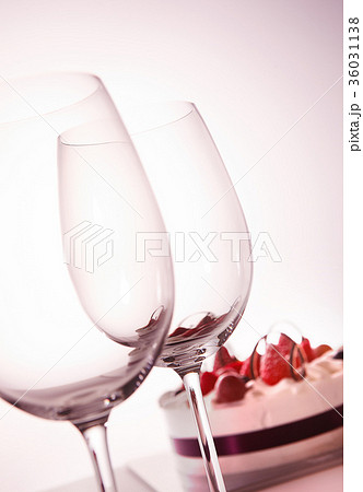 ワイングラス ケーキ リボンの写真素材