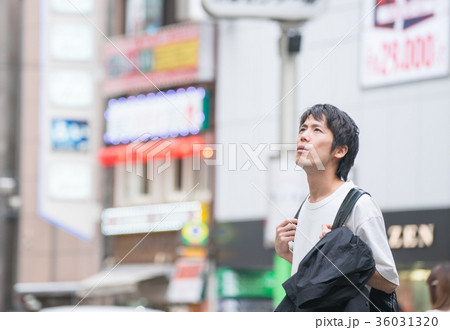 東京を歩く男性 東京を歩く男性 36031320