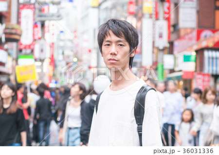 繁華街にいる男性 繁華街にいる男性 36031336