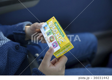 バスで酔い止めを飲む子供手元 バスで酔い止めを飲む子供手元 36031442