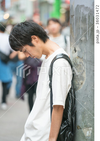 街中で落ち込む男性 街中で落ち込む男性 36031472