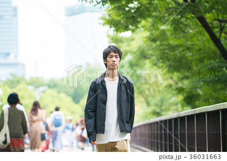 外を歩く男性 36031663
