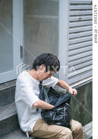 リュックの中を探す男性 リュックの中を探す男性 36031674