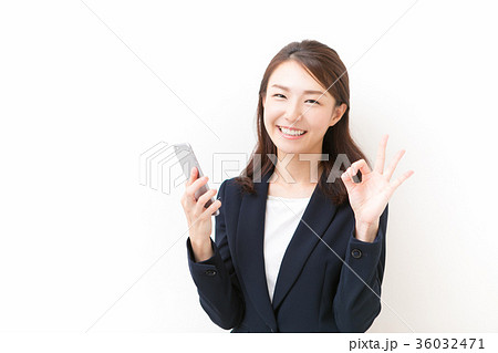 スマホを持ってオッケーサインをする女性 36032471