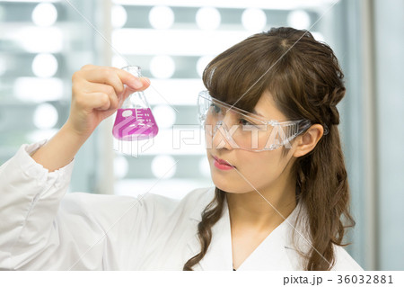 大学生　科学実験室 36032881