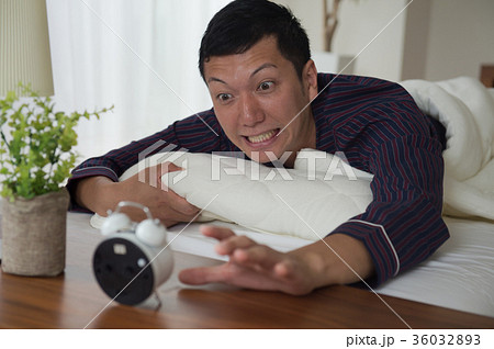 朝寝坊をして焦る若い男性 36032893