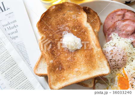 朝食と英字新聞 36033240
