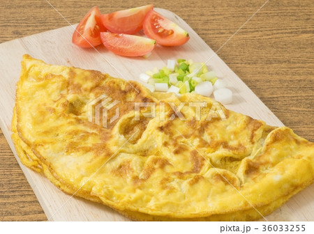Thai Omelette with Tomatoes and Scallion 36033255