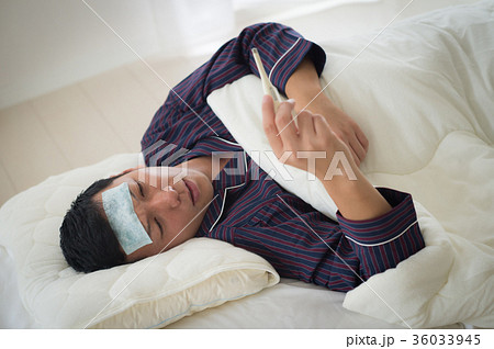 熱を測る若い男性 体温計 風邪 熱を測る若い男性 体温計 風邪 36033945