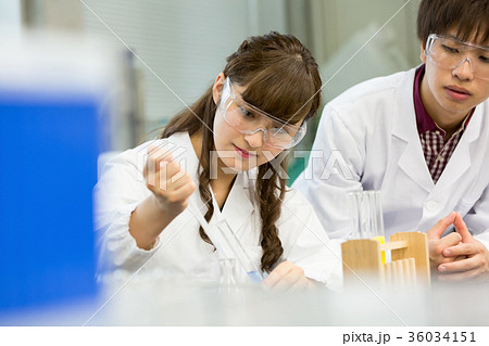 大学生　科学実験室 36034151