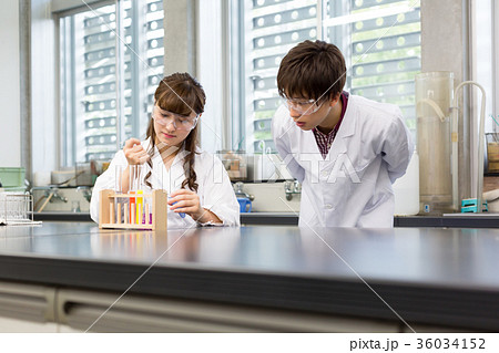 大学生　科学実験室 36034152