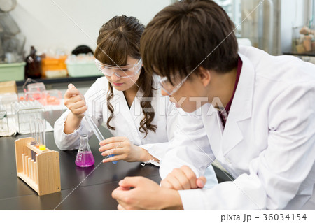 大学生　科学実験室 36034154