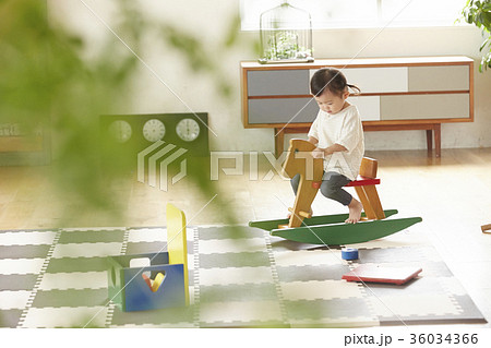 室内で遊んでいる子供 室内で遊んでいる子供 36034366