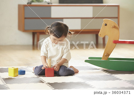 室内で遊んでいる子供 36034371