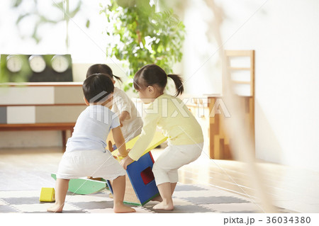 室内で遊んでいる子供 室内で遊んでいる子供 36034380