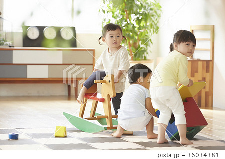室内で遊んでいる子供 室内で遊んでいる子供 36034381