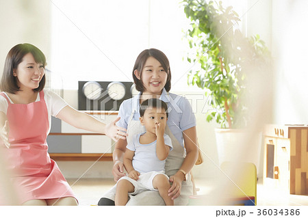 遊んでいる保育士と子供 遊んでいる保育士と子供 36034386