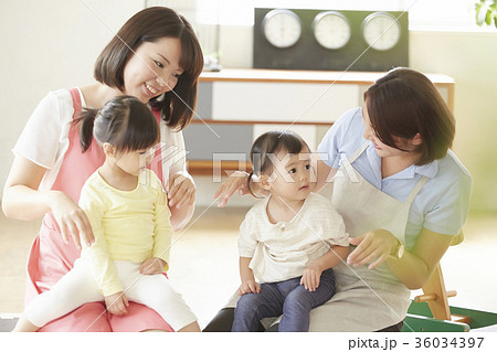 遊んでいる保育士と子供 遊んでいる保育士と子供 36034397