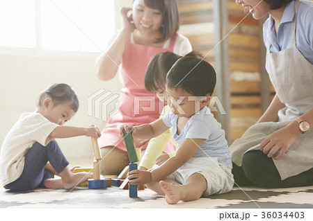 遊んでいる保育士と子供 遊んでいる保育士と子供 36034403