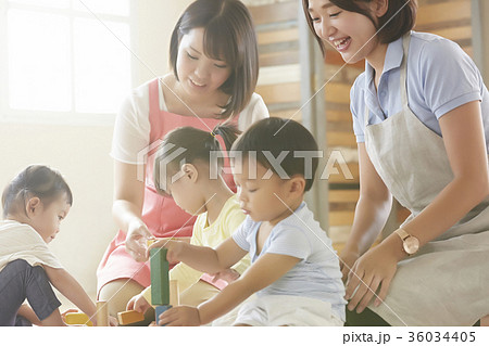 遊んでいる保育士と子供 36034405