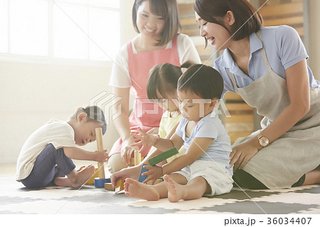 遊んでいる保育士と子供 遊んでいる保育士と子供 36034407