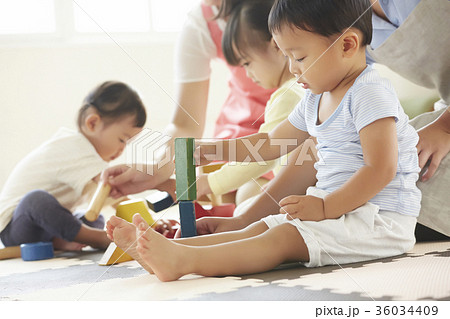 遊んでいる保育士と子供 36034409