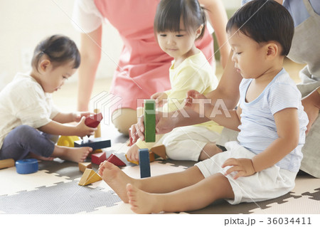 遊んでいる保育士と子供 36034411