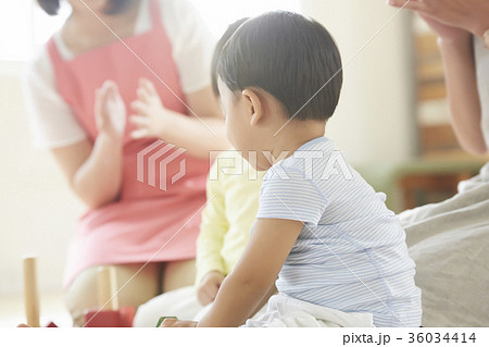 遊んでいる保育士と子供 36034414