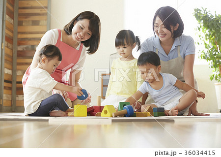 遊んでいる保育士と子供 36034415